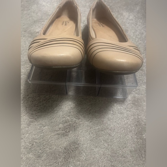 Clarks Women's Cream Loafers Size 9.5 - Picture 3 of 9